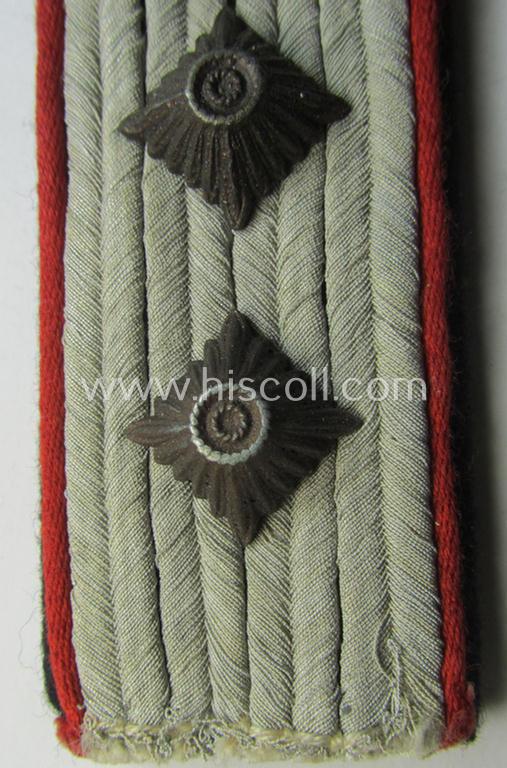 Neat - albeit regrettably single! - Waffen-SS officers'-pattern shoulderboard as piped in the red-coloured branchcolour as was intended for usage by an: 'SS-Hauptsturmführer' who served within the: 'Waffen-SS (Sturm)Artillerie-Truppen'