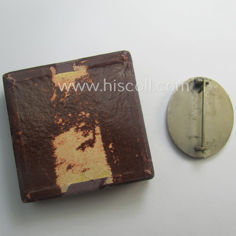 Silver-class wound-badge- (or: 'Verwundeten-Abzeichen in Silber'-) set comprising of a non-maker-marked example as produced by an unidentified 'Hersteller' and that comes stored in its typical 'LDO'-styled etui