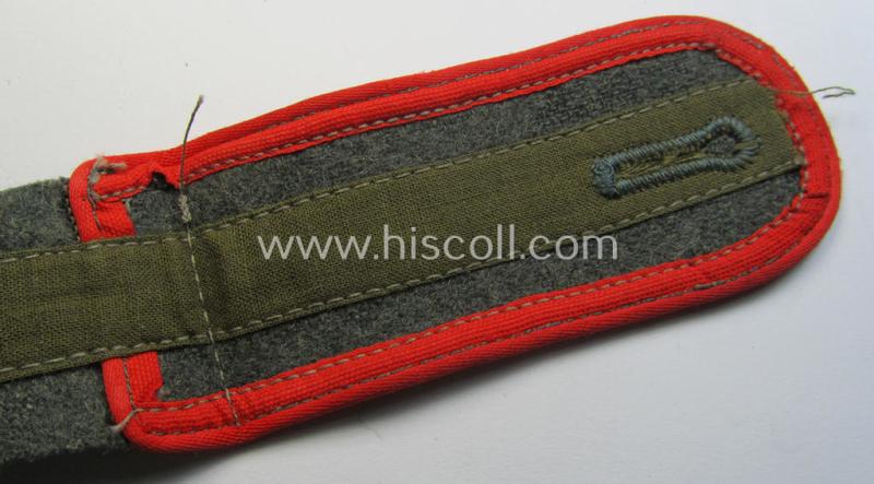 Single, later-war period- (ie. so-called: 'M44'-pattern-) simplified WH (Heeres) enlisted-mens'-type shoulderstrap as was intended for a: 'Soldat eines (Sturm)Artillerie-Regiments'