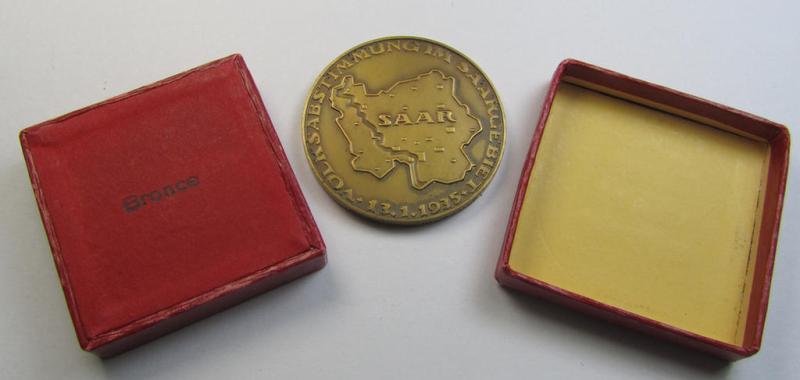 Attractive - and detailed! - golden-bronze-toned commemorative-award-plaque (ie. 'Erinnerungs- o. nichttragbare Medaille') entitled: 'Volksabstimmung im Saargebiet - 13.-1-1935' and that comes stored in its period etui