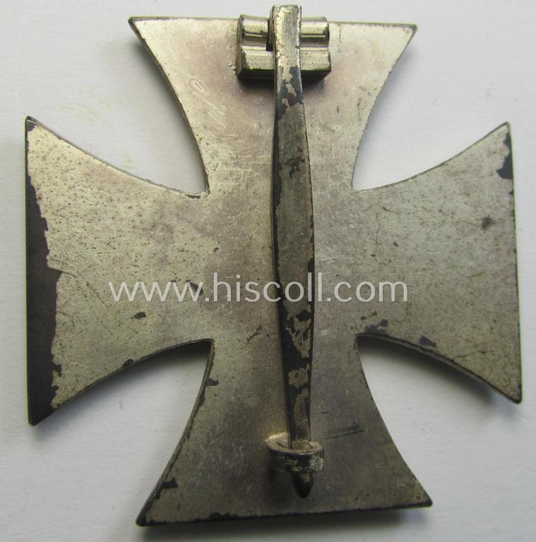 'Eisernes Kreuz 1. Kl.' (or: Iron Cross 1st class) being a (typical) maker- (ie. '100'-) marked example as was produced by the maker (ie. 'Hersteller'): 'R. Wächtler u. Lange' and that comes in its original etui as issued