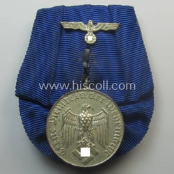 Bright-silver-toned WH (Heeres o. KM) so-called: 'Einzelspange' showing...