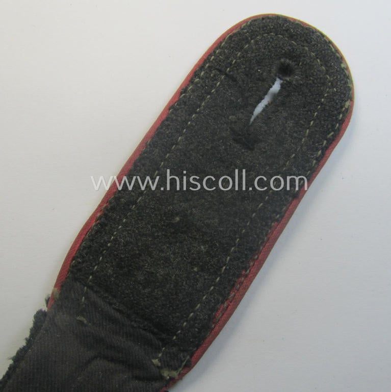 Single, WH (Heeres) early- (ie. mid-) war period, NCO-type shoulderstrap (as was specifically intended to be used on the black-coloured, 'wrap-around'-styled Panzer-tunics: 'Uffz. der Panzer-Trpn.'