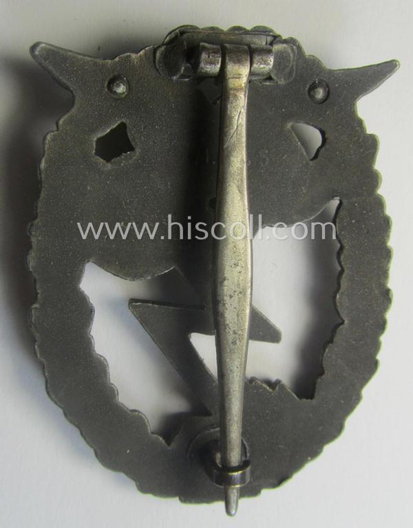 Luxuriously-styled, WH (LW) 'Erdkampfabzeichen' being a clearly maker- (ie. 'M.K. 5'-) marked by: 'Metall- u. Kunststoff'