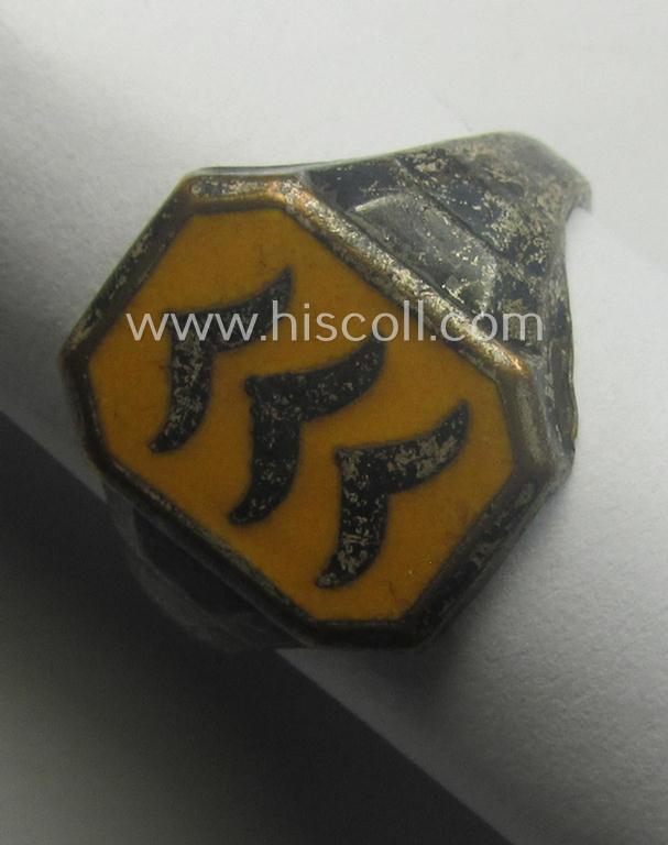 Attractive, WH (Luftwaffe ie. 'Flieger/Fallschirmjäger'-) related, metal-based- (and neatly enamelled!) so-called: 'souvenir'-ring depicting a (golden-yellow-toned, 'three-winged'): 'Kragenspiegel'-device