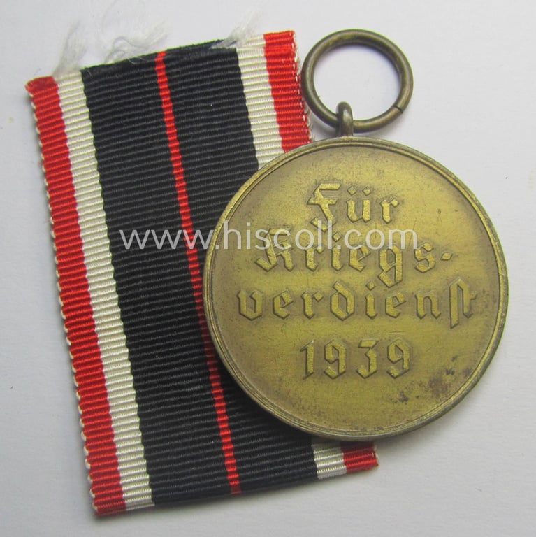 'Kriegsverdienstmedaille 1939' being a non-maker-marked- (and/or: typical 'Fenzink'-based) specimen that came together with its confectioned and shortened ribbon (ie. 'Bandabschnitt')
