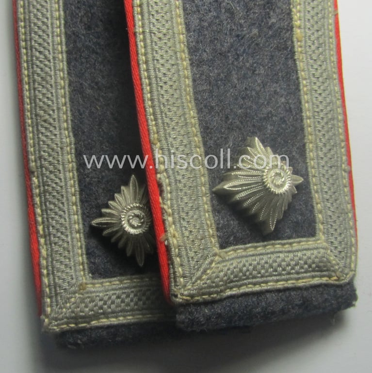 Neat - and/or fully matching! - pair of WH (Luftwaffe) NCO-type shoulderstraps as piped in the bright-red branchcolour as was intended for a: 'Wachtmeister o. Feldwebel der Flak-Art.-Trpn.'