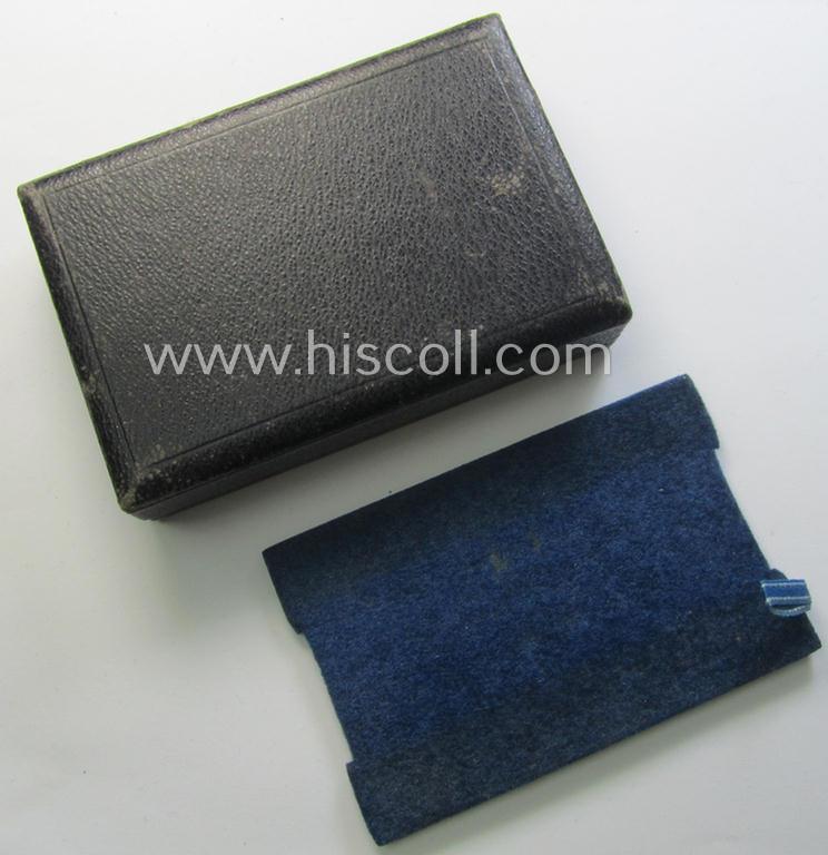 Stunning - and rarely encountered! - 'Ehrenblattspange der Luftwaffe' (or: airforce honour-roll clasp) being a 'Buntmetall'- (ie. 'Tombak'-) based example by the maker (ie. 'Hersteller') 'Otto Klein & Co.' that comes in its rarely seen etui