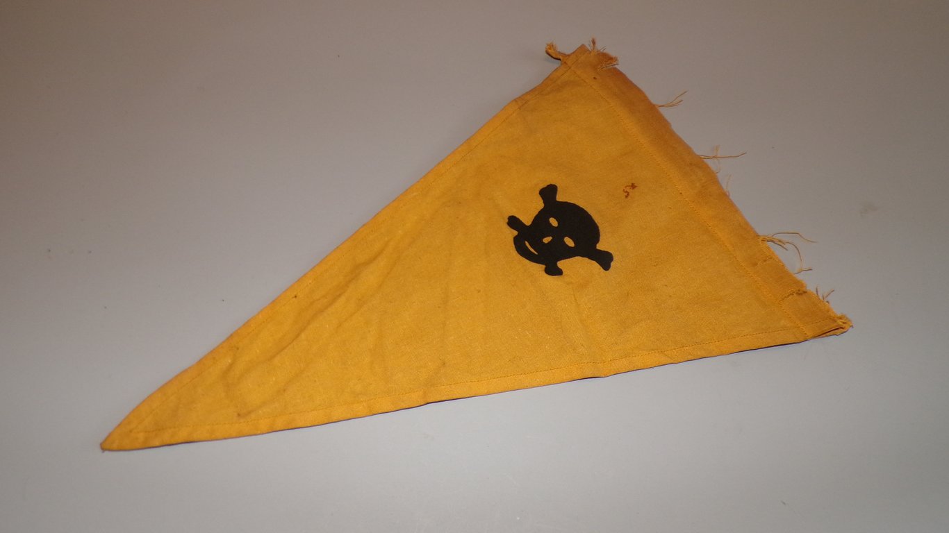 Gas warning pennant (large)