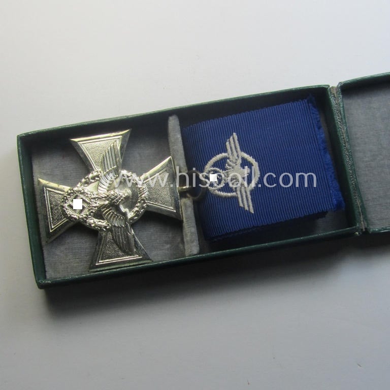 Bright-silver-toned 'Polizei-D.A. 2. Stufe' (or: police loyal-service medal 2nd class) that came together with its period (and long-sized!) ribbon (ie. 'Bandabschnitt') and that comes stored in its scarcely seen, green-coloured etui