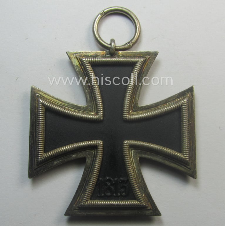 Attractive, 'Eisernes Kreuz II. Klasse' being a neatly maker- (ie. '6.'-) marked example that comes together with its period- and/or once-mounted ribbon (ie. 'Bandabschnitt') as was produced by the maker (ie. 'Hersteller'): 'Fritz Zimmermann'