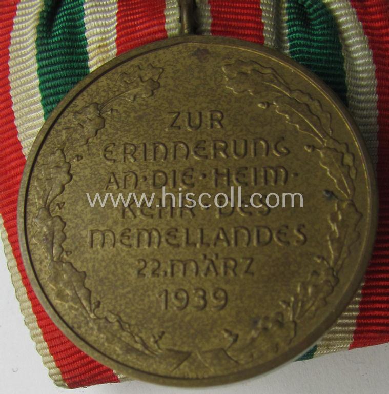 Stunning - and truly rarely found! - golden-toned WH (Heeres o. KM etc.) so-called: 'Einzelspange' (being of the 'non-detachable'-pattern) showing a: Memel- (ie. 'Memelland'-) 'Anschluss'- (ie. occupation-) medal: '22 März 1939'