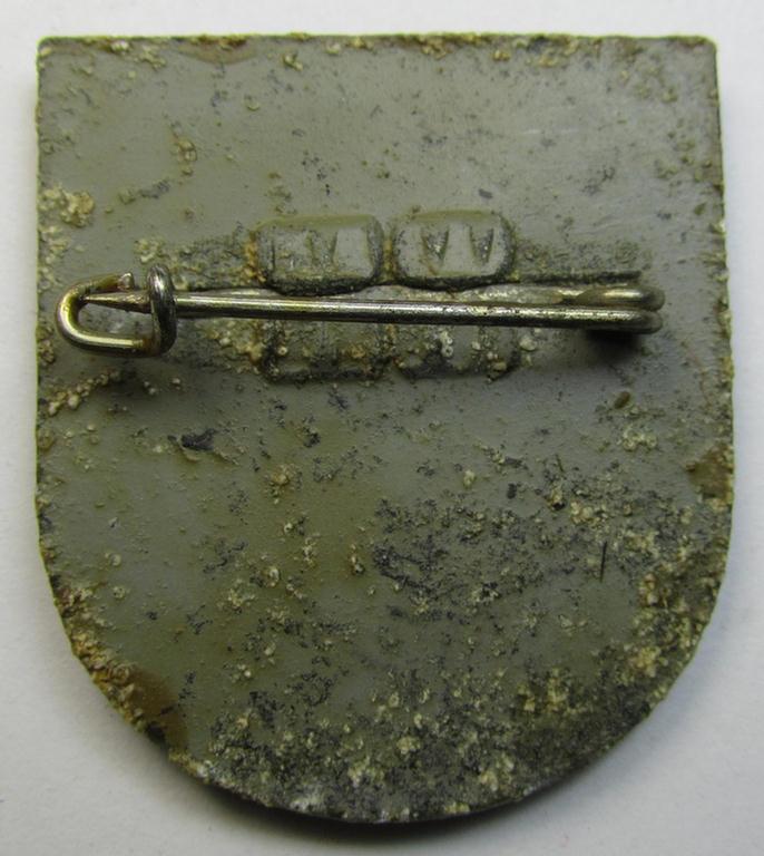 Dutch NSB-party-related, lapel-pin (ie. 'Veranstaltungsabzeichen' ie. tinnie) that is executed in silver-toned- (ie. aluminium-based-) pot-metal and that is depicting the text: 'Zwarthemden-Bijeenkomst - Mobilisatiejaar 1939'
