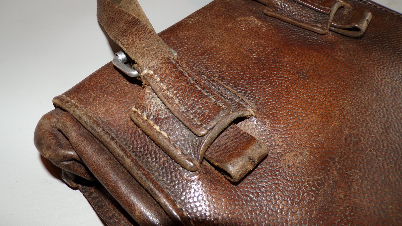 Kartentasche with content