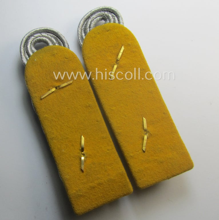 Pair of WH (Luftwaffe) high-ranked, officers'-type shoulderboards as was intended for usage by an: 'Oberst eines Flieger- o. Fallschirmjäger-Rgts.'
