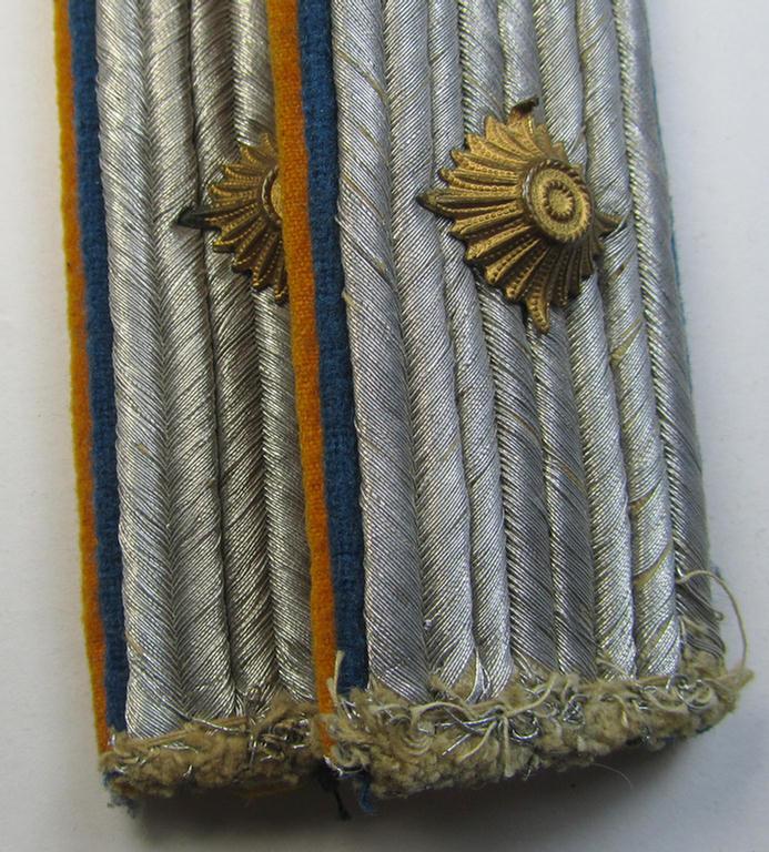 Attractive - and fully matching! - pair of WH (Luftwaffe) 'dual-piped', officers'-type shoulderboards as was intended for usage by an: 'Oberleutnant der Reserve eines Flieger- o. Fallschirmjäger-Regiments'