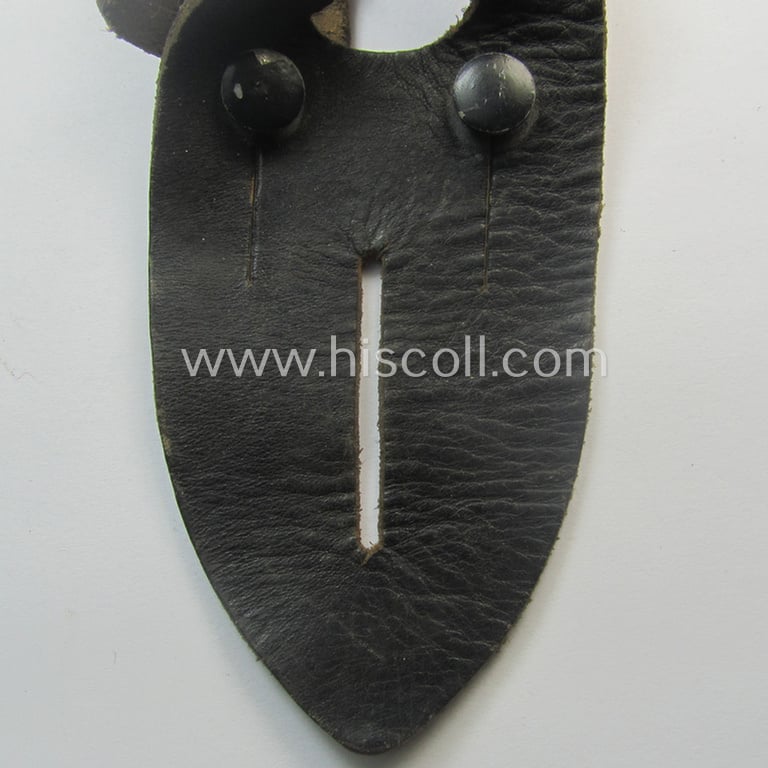 'Standard-issue'-pattern, WH binoculars (ie. 'Dienstglas 6 x 30 o. 10 x 50') so-called: 'anti-movement flap' (or: 'Tragelasche für Dienstgläser') as was executed in black-coloured leather that comes in an issued- ie. used-, condition