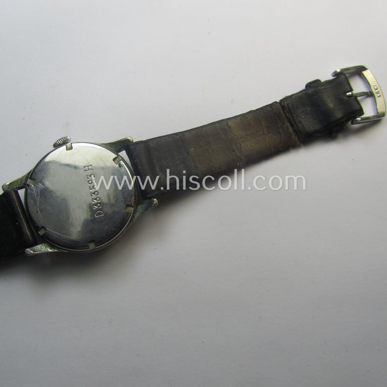 WH (Heeres, Luftwaffe etc.) WWII-period wrist-watch (or: 'Dienstuhr') of the make: 'Silvana' having a black-coloured dial-plate and neatly engraved number on its back that reads: 'D333593H'
