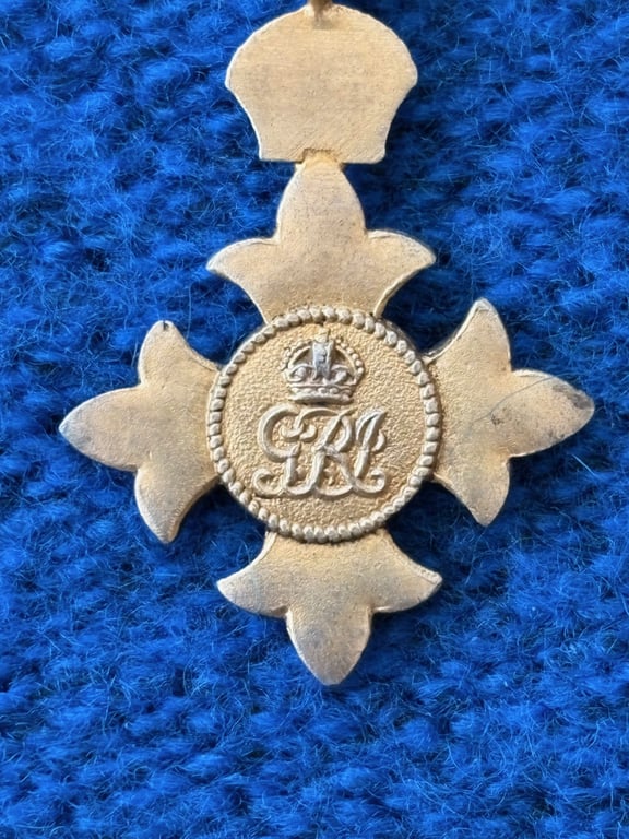 AUTHENTIC BRITISH WWI 1917 CASED OBE STERLING SILVER SET MEDAL WITH MINIATURE.  ADDITONAL PHOTOS