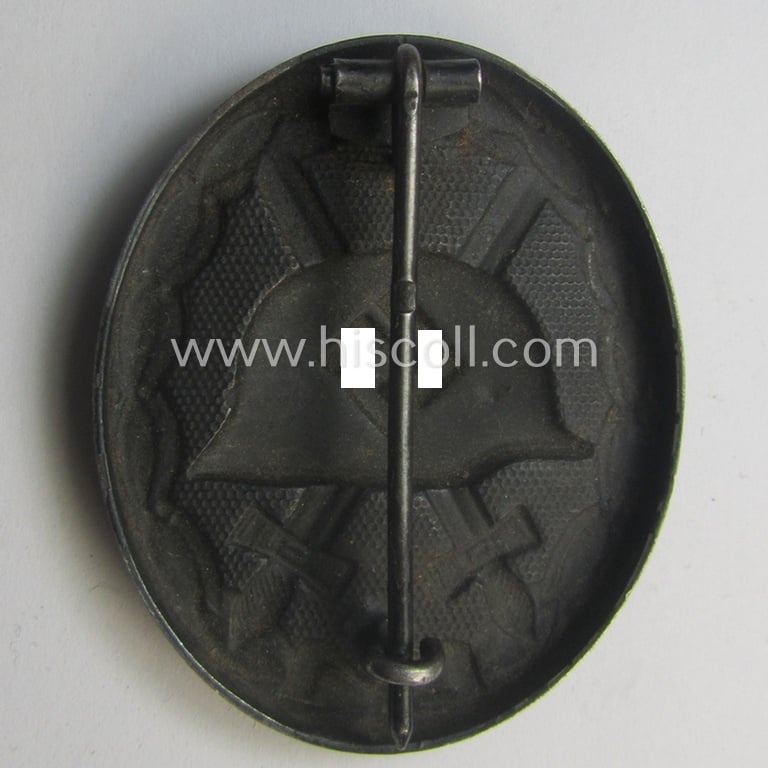 Maker- (ie. '26'-) marked example of a black-class wound-badge (or: 'Verwundeten-Abzeichen in Schwarz') being an example that was produced by the maker (ie. 'Hersteller') named: 'B.H. Mayer’s Kunstprägeanstalt - Pforzheim'