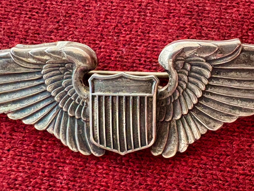 AUTHENTIC USAAF SILVER PILOTS WINGS AND CAPTAIN RANK BARS IN WARTIME BOOTS TIN. ADDITIONAL PHOTOS