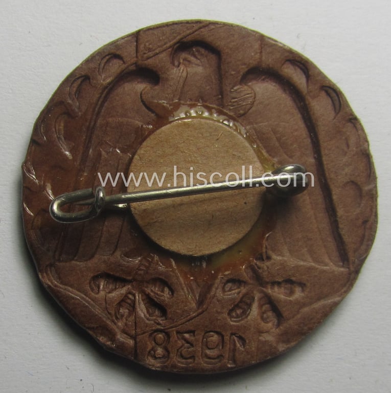 Commemorative - beige-coloured and/or: carton-based(!) - 'HJ'- (ie. Hitlerjugend-) related 'tinnie' depicting a 'Reichsadler' and 'HJ-Raute' coupled with the years-designation: '1938'