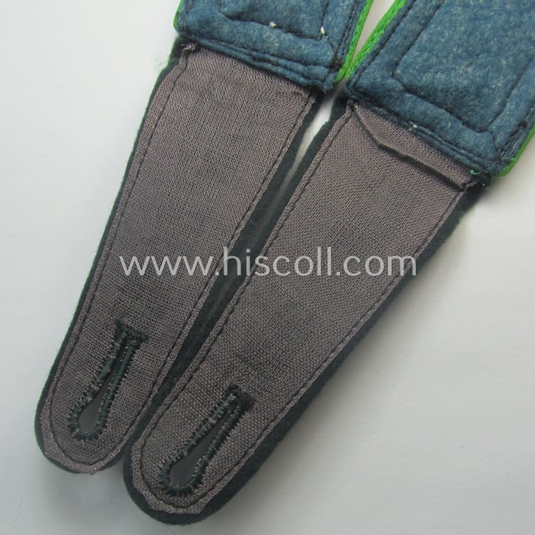 Pair of early- (ie. mid-) war-period so-called: 'M40'-pattern, WH (Heeres) NCO-type shoulderstraps as piped in the 'hellgrüner'-coloured branchcolour as intended for a: 'Feldwebel eines Panzer-Grenadier-Rgts. o. Abtlgs.'