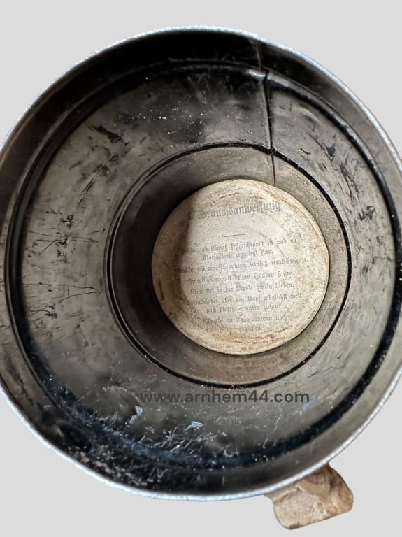 German WWI Gasmasker in Canister