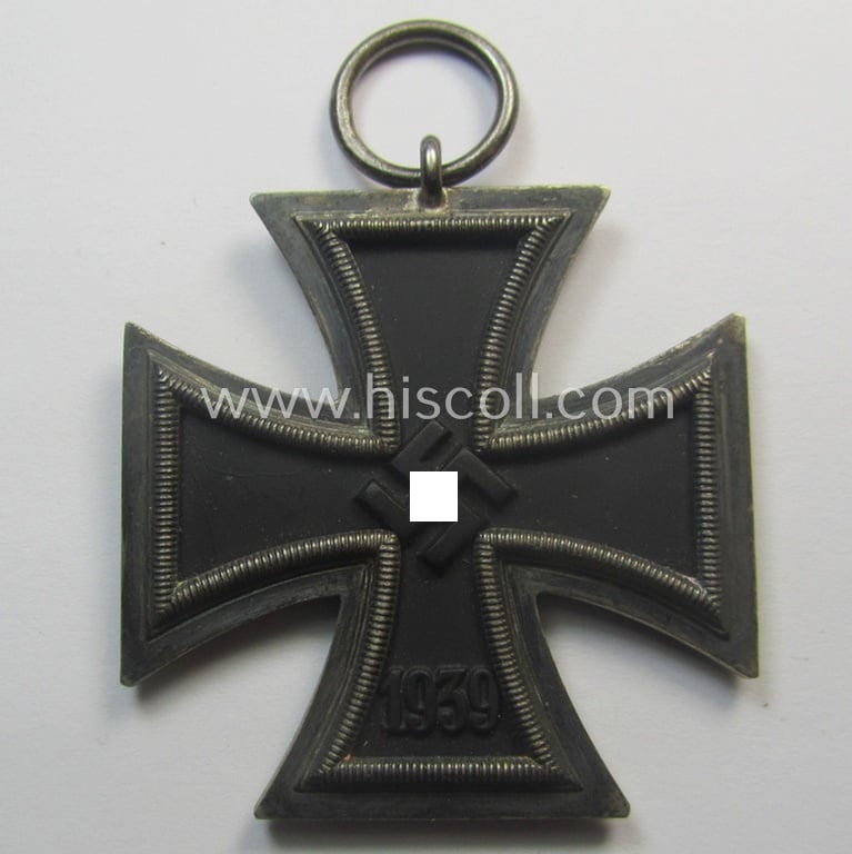 'EKII. Klasse' being a non-maker-marked example that comes together with its 'Feld- o. Bandspange' by (I deem) the maker (ie. 'Hersteller'): 'AG der Graveur-, Gold- und Silberschmiede-Innungen'