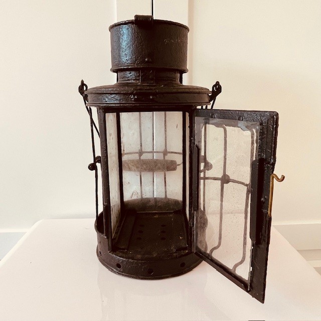 AUTHENTIC ORIGINAL EXAMPLE OF A 1918 WWI BRITISH TRENCH LANTERN.