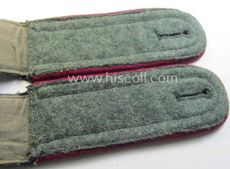 Superb - and fully matching! - pair of pre- (ie. early-) war-period so-called: 'M36 o. M40'-pattern, WH (Heeres) NCO-type shoulderstraps as piped in the 'bordeaux'-coloured branchcolour as intended for an: 'Uffz. eines (Nebel)Werfer-Rgts. o. Abt...