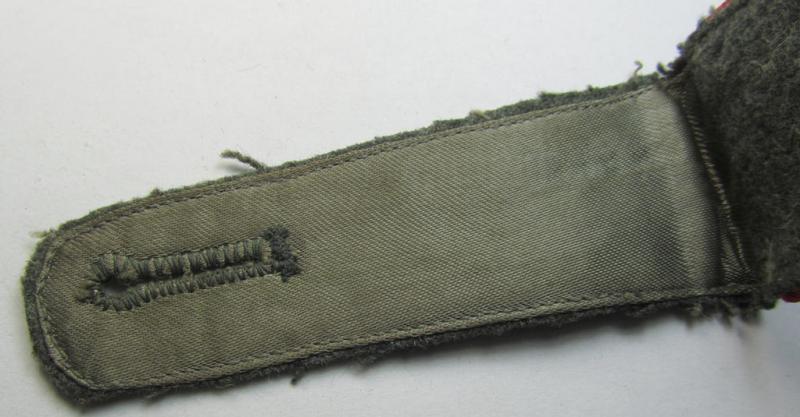Attractive - albeit regrettably single! - WH (Heeres) 'M43'-pattern, EM-shoulderstrap as was intended for a: 'Soldat eines (Sturm-)Artillerie-Abteilungs o. Regiments'