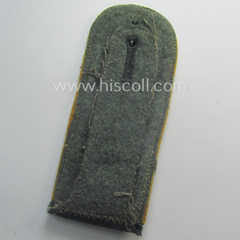 Single - but nevertheless fairly rarely seen! - WH (Heeres) neatly 'cyphered', NCO-type shoulderstrap as was intended for a: 'Feldwebel des Kavallerie-Aufklärungs-Abts. 2'