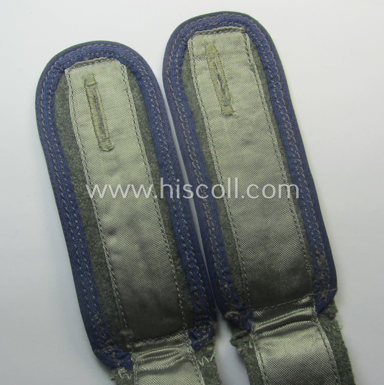 Pair of WH (Heeres) simplified- (ie. 'M44'-) pattern EM-type shoulderstraps: 'Soldat eines Sanitäts-Abts. o. Rgts.'