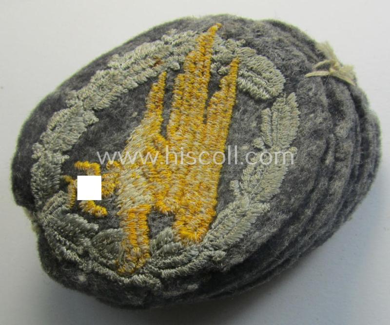 WH (Luftwaffe) 'Fallschirmschützen-Abzeichen in Stoff' (or: cloth-based paratroopers'-jump-badge) being nicely machine-embroidered specimen that come in a never used- ie. 'virtually mint-/unissued', condition