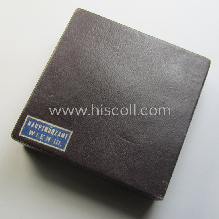 'Verwundeten-Abzeichen in Silber' being a clearly maker- (ie. '30'-) marked- and/or typical 'Feinzink'-based example that comes stored in its maker- (ie. 'Hauptmünzamt Wien III'-) marked- and period etui