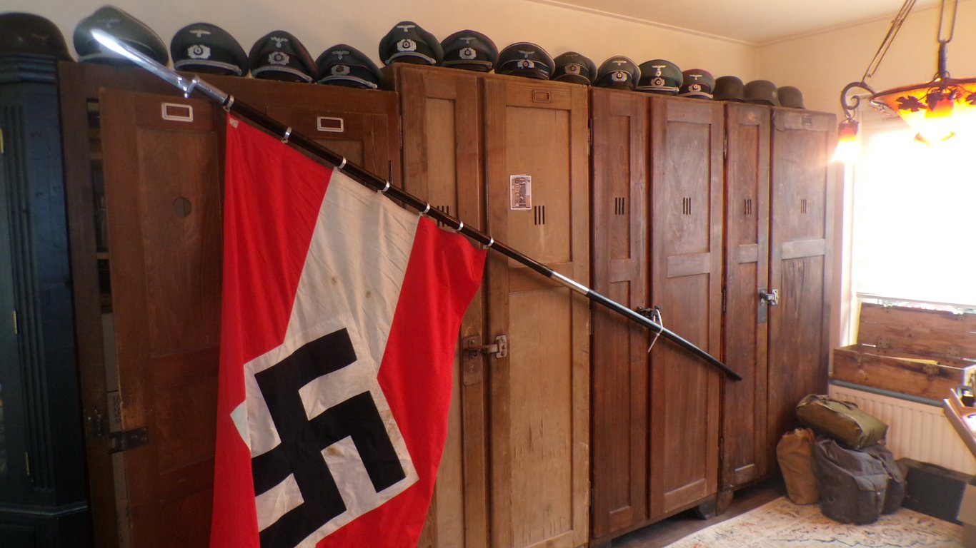 Fully matching Hitler Youth parade flag part 1