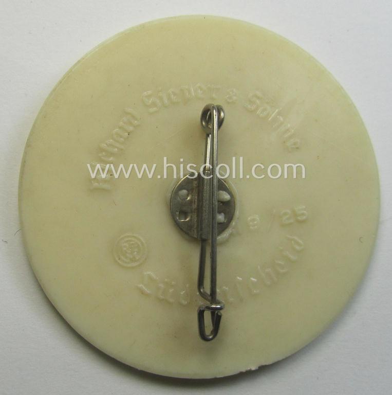 Commemorative, beige-white-coloured 'HJ'- (ie. 'Hitlerjugend'-) related 'tinnie' being a maker- (ie. 'R. Sieper & Söhne'-) marked example depicting a: 'HJ'-eagle-device surrounded by the text: 'Gebietstreffen der Fränkischen HJ - 1939'