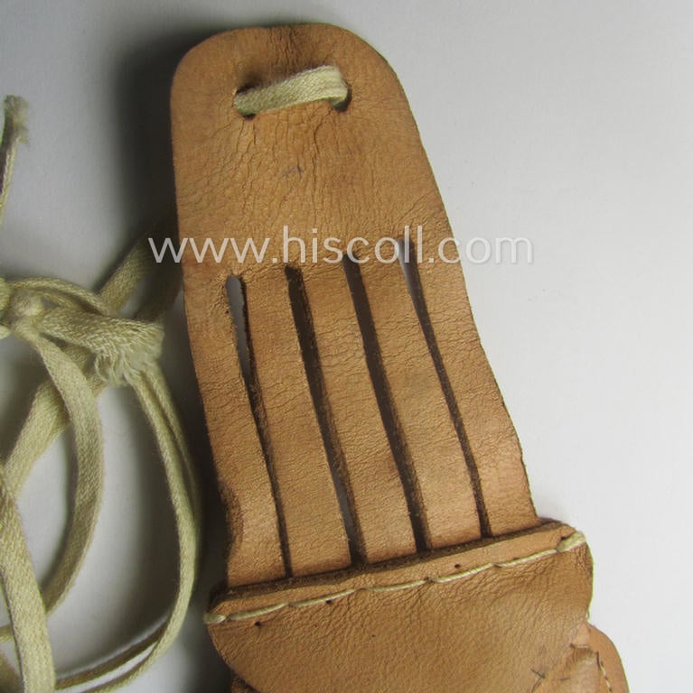 Natural-coloured- and/or genuine leather-based etui (ie. 'Tragetasche') as was intended to store an ID-disc (ie. 'Tragetasche für Erkennungsmarke')