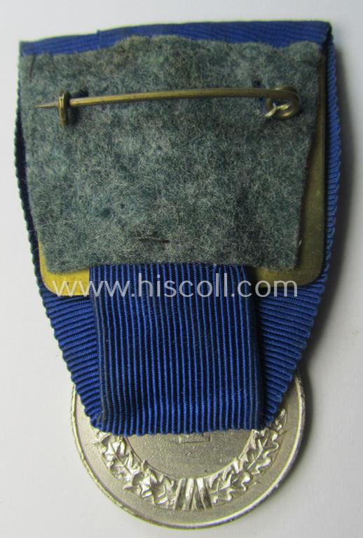 Silver-toned WH (Heeres o. KM) so-called: 'Einzelspange' showing a: 'WH-Dienstauszeichnung 4. Stufe' (as was intended for 4 years of loyal-service) and that shows a detailed, Heeres o. KM-type-eagle-device, period-attached