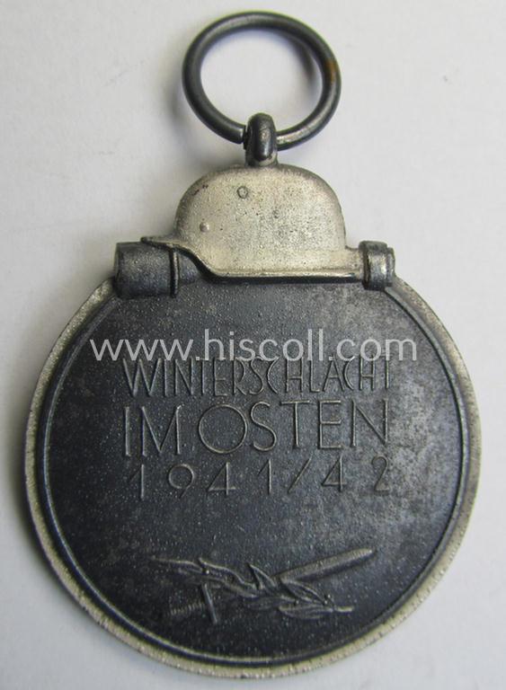 Attractive medal-set: 'Winterschlacht im Osten 1941-42' being a maker- (ie. '6.'-) marked- (and/or 'Feinzink'-based) specimen by the maker: 'Fritz Zimmermann' and that comes together with its (minimally confectioned) ribbon (ie. 'Bandabschni...