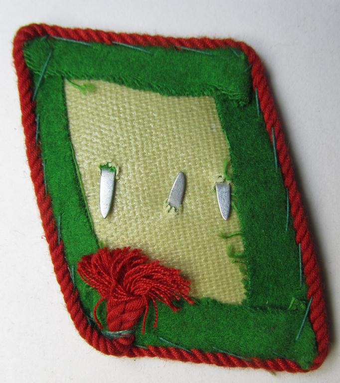 Attractive - regrettably single but nevertheless fairly scarcely encountered! - bright-green-coloured and/or bright-red piped, WH (Luftwaffe) collar-patch as was intended for usage by a: 'Soldat der Felddivisionen'