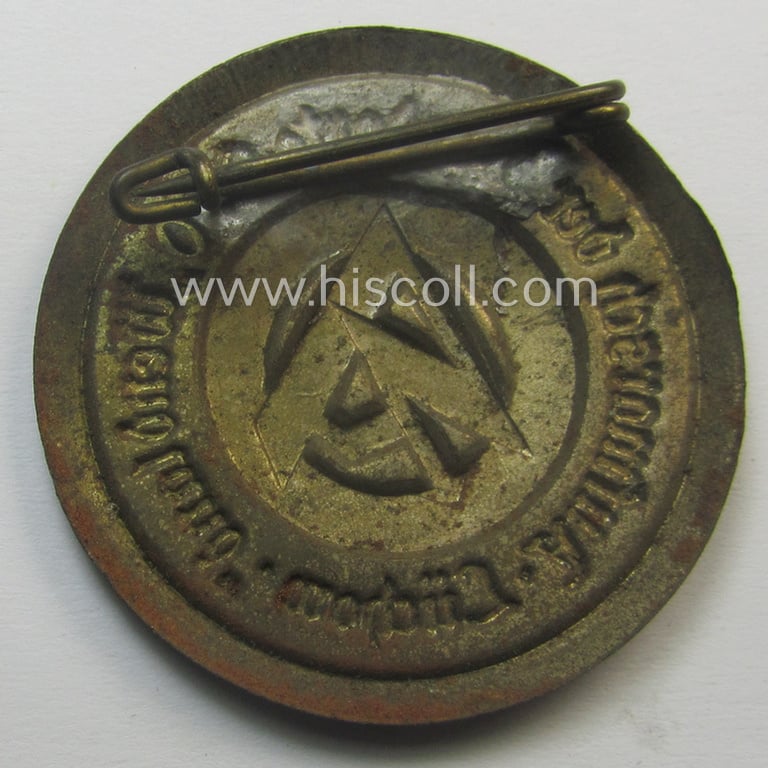 Commemorative, golden-bronze-coloured 'SA- o. Sturmabteilungen'-related 'tinnie' being a non-maker-marked (and not dated!) example showing a detailed SA-logo and text: 'Aufmarsch der Standarte 260 “Wenland” - Lüchow'