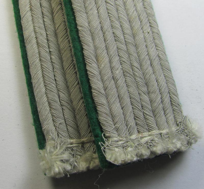 Attractive - and fully matching! - pair of WH (Heeres) officers'-type shoulderboards as piped in the darker-green- (ie. 'grüner'-) coloured branchcolour as was intended for a: 'Leutnant eines Jäger- o. Gebirgsjäger-Regiments'