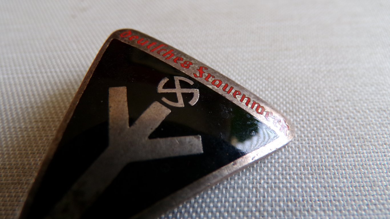 Deutsches Frauenwerk Badge – RZM M1/156