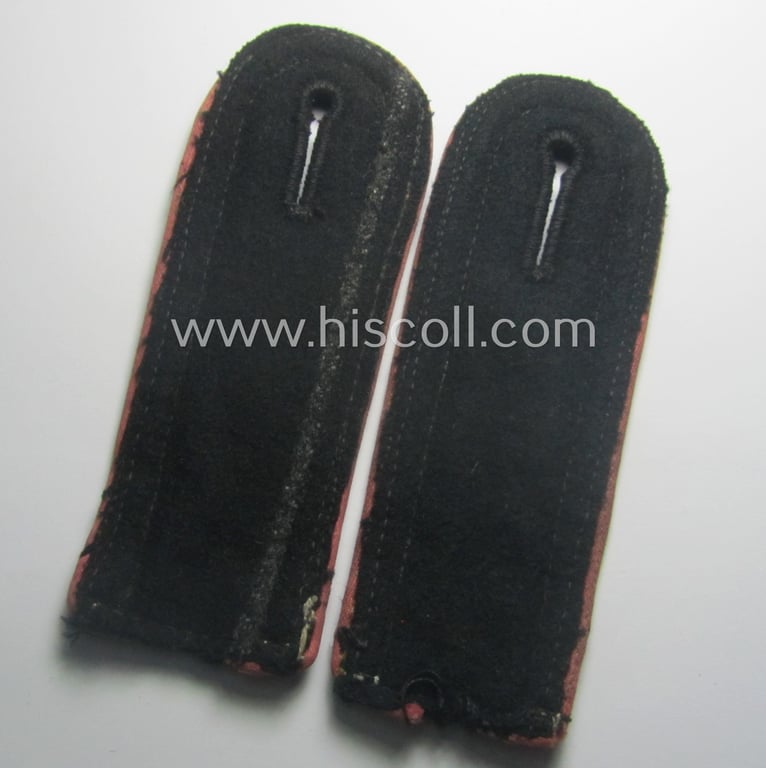 Pair of WH (Heeres) NCO-type shoulderstraps (as was specifically intended to be used on the black-coloured, 'wrap-around'-styled Panzer-tunics) as intended for an: 'Uffz. der Panzer-Trpn.'