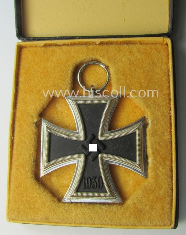 Stunning, 'Eisernes Kreuz II. Klasse' being a maker- (ie. 'L/11'-) marked example by the maker (ie. 'Hersteller'): 'Wilhelm Deumer' and that came stored in its rarely seen 'LDO'-etui ie. box