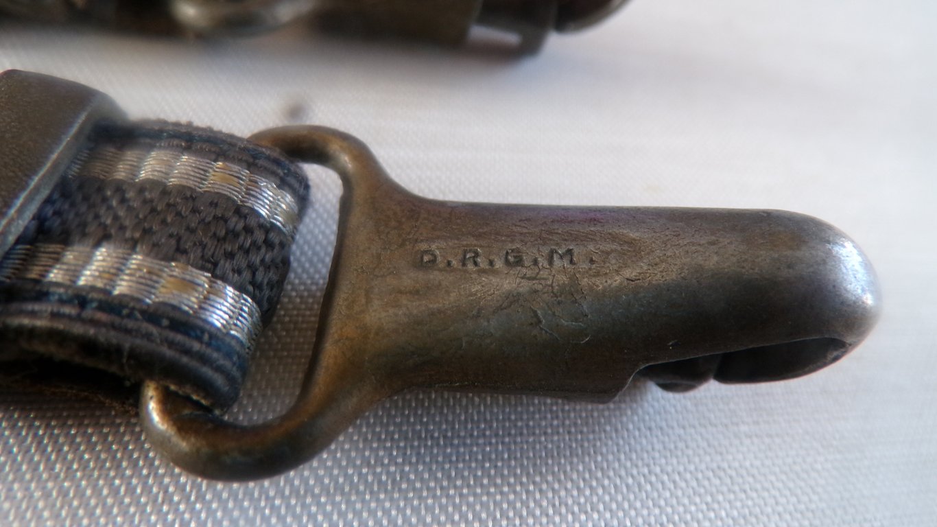 2nd Model Luftwaffe Deluxe Dagger Hangers