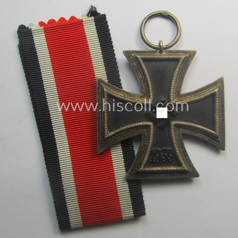 Superb - and very rarely found! - 'Eisernes Kreuz 2. Kl.' (ie. Iron Cross 2nd Class) being a maker- (ie. '75'-) marked example that comes stored in its period 'Zellstoff'-based pouch by the: 'Julius Maurer'-company