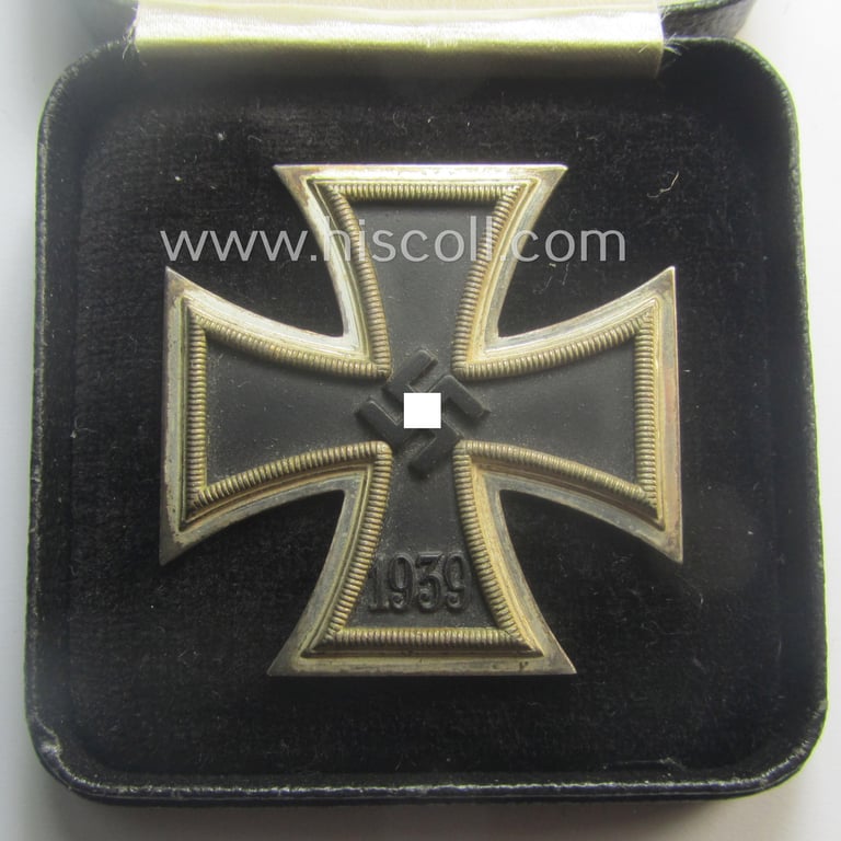 Stunning, 'EK1. Klasse' (ie. Iron Cross 1st class) being a typical: 'L/11'- (ie. by 'Wilh. Deumer'-marked) example and that comes complete (with its rare LDO-etiket!) in its specific LDO-styled etui as issued and/or recently found